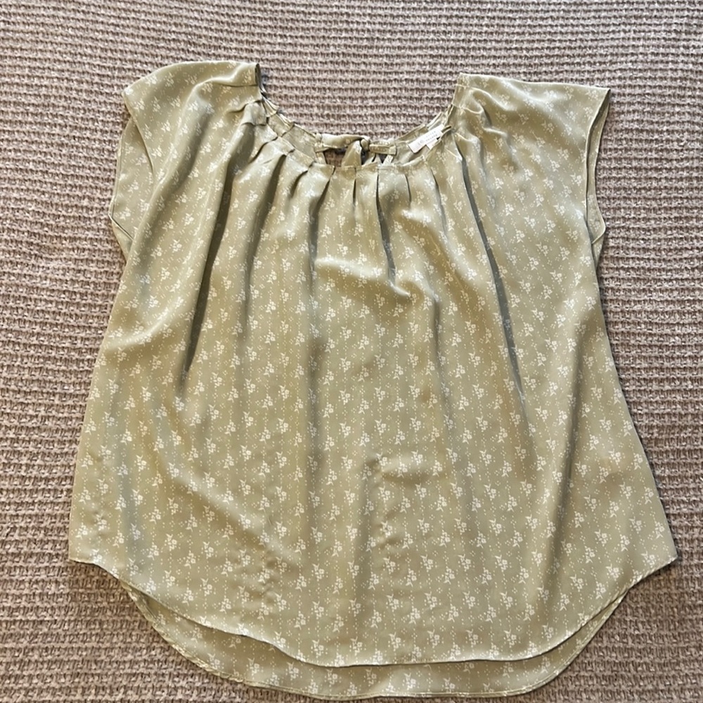 Women’s top XL cream and white floral print
